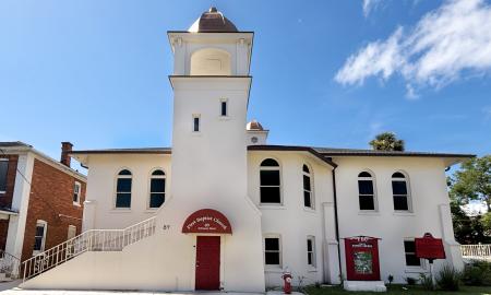 The exterior of the First Baptist Church in Lincolnville