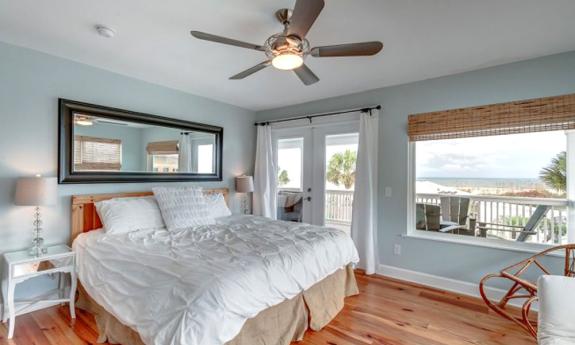 Linda's Beach is the place to stay for visitors who want close beach access.