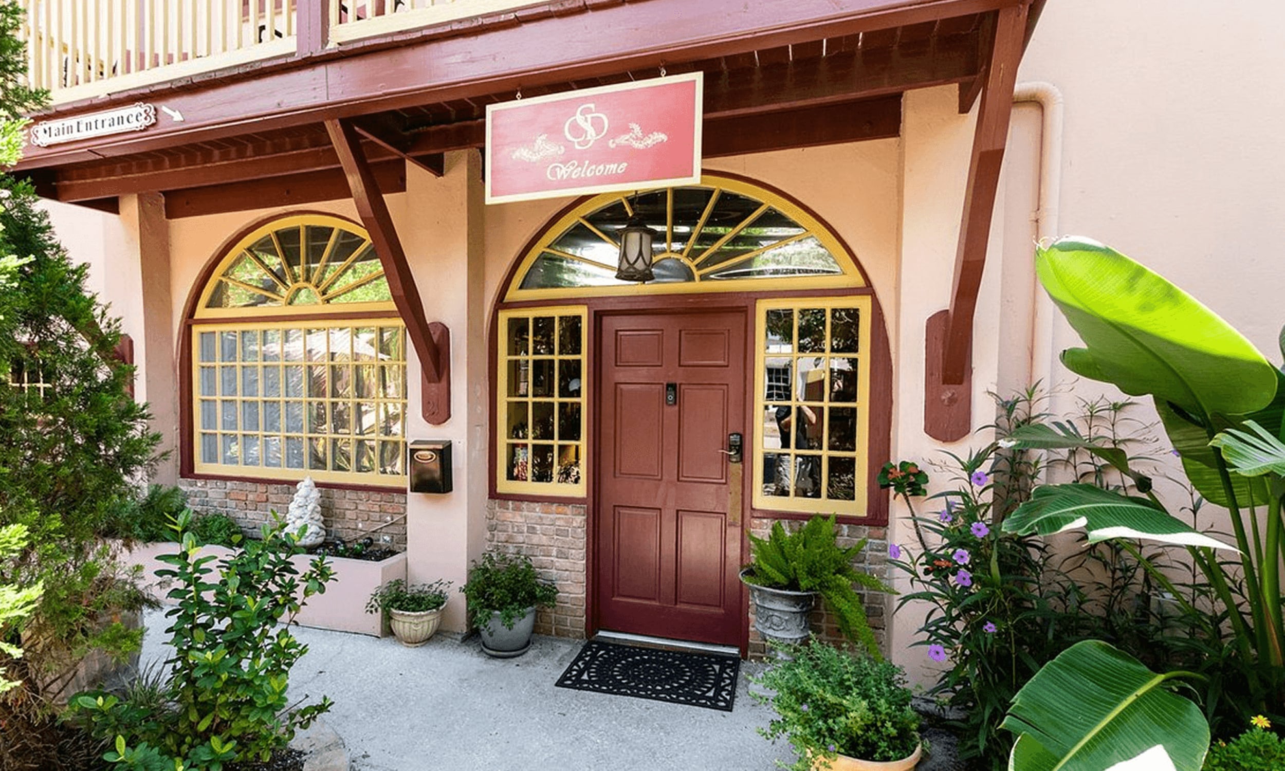 The courtyard entrance to Casa de Solana bed and breakfast